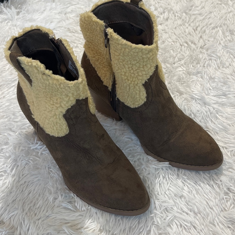 SUGAR SGR-TULA WOMENS SIZE 9M Brown Suede Ankle Boots with Cream Shearling